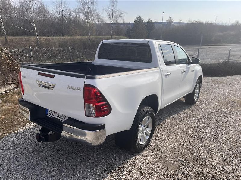 Toyota Hilux DC 2,4 D-4D 6 MT Active 4X4 - fotka 7 z 27
