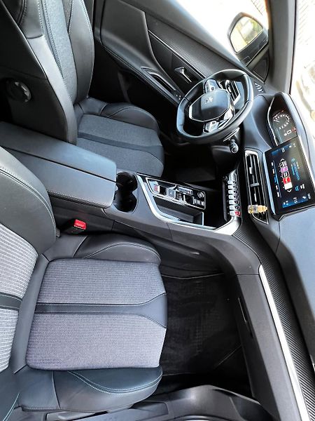 Peugeot 3008 (2024) 1.2 PureTech 96kW, Allure pack - fotka 13 z 26