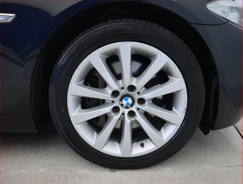 BMW Řada 5 (2013) 530d xDrive, 4X4, Automat - fotka 15 z 23