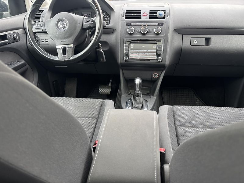 Volkswagen Touran (2013) 2.0TDI, 103kW. DSG, 7míst - fotka 13 z 16