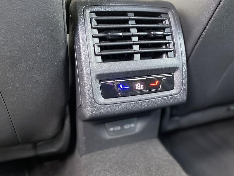 Volkswagen Golf Variant 2,0 TSI 140 kW DSG R-line - fotka 25 z 29