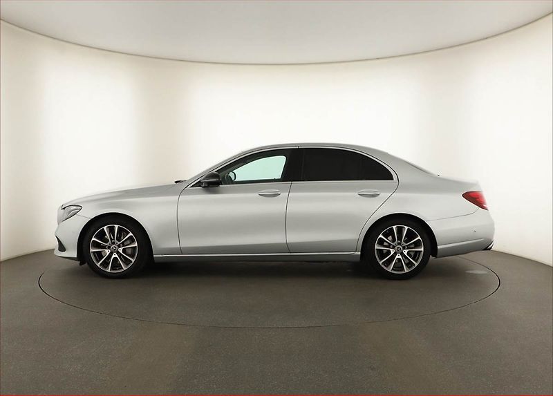 Mercedes-Benz Třídy E (2019) E 200 d - fotka 3 z 20