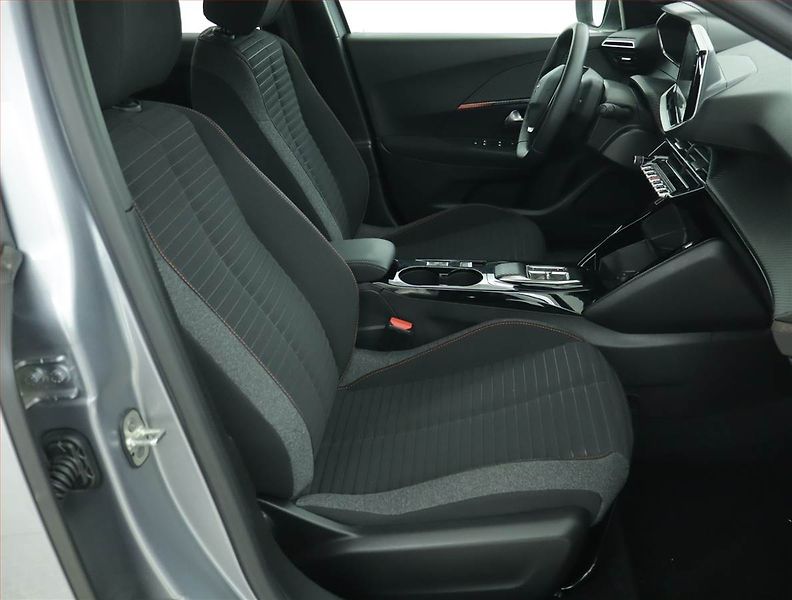 Peugeot 2008 (2023) Active Pack 50 kWh, SoH 97% - fotka 9 z 18