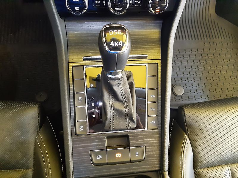 Škoda Superb 2.0 TDI Combi STYLE +  - fotka 14 z 31