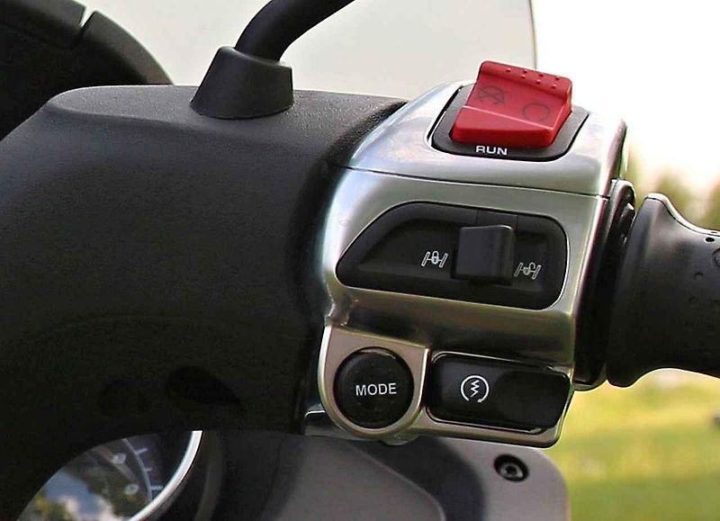 Piaggio MP3 500ie Sport LT (vlevo) a Piaggio Medley 125ie.