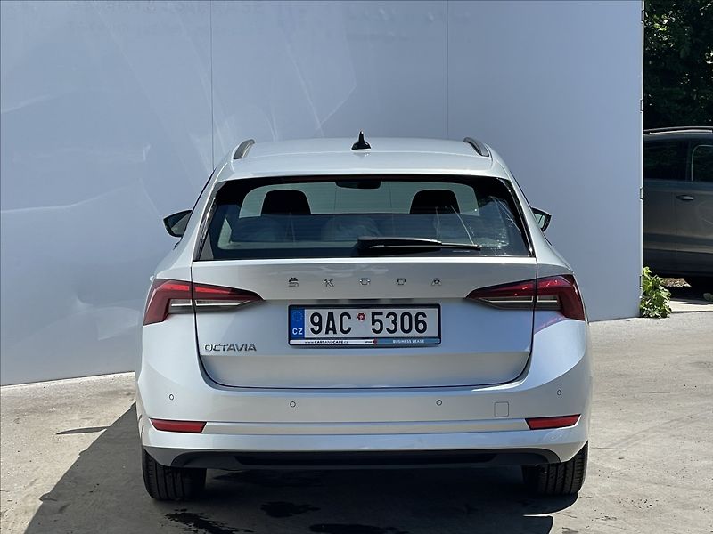 Škoda Octavia 2,0 TDI Combi Ambition Plus - fotka 23 z 23