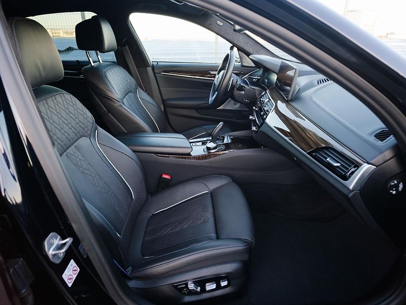 BMW Řada 5 M550i xDrive, DPH, SEDAN - fotka 46 z 46