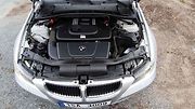 I když v zapůjčeném voze je dvoulitrový turbodiesel, který z E90 nedělá žádného lenocha, velké oblibě se těší totéž s o třetinu vyšší kubaturou. Populární je i benzínový šestiválec.