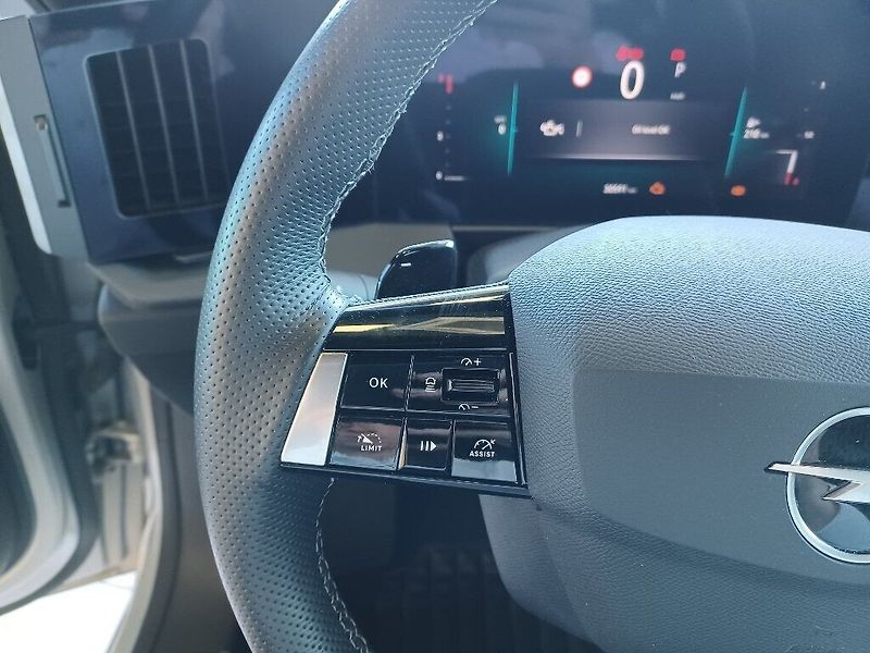 Opel Astra GS 1,2 Turbo AT8 - fotka 16 z 23