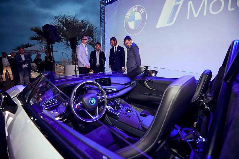 BMW představilo BMW i8 Roadster v provedení speedster