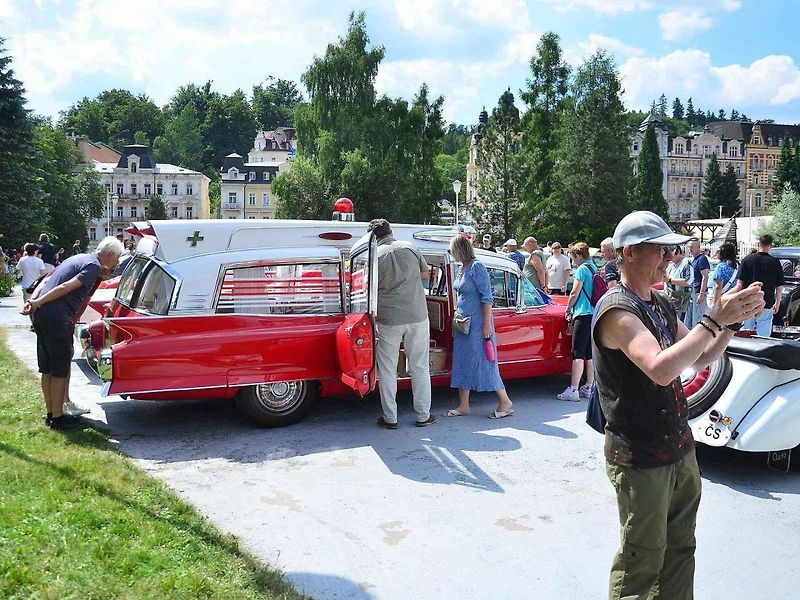 Přehlídka veteránů na Arnice v Mariánských Lázních. Sanitka Cadillac