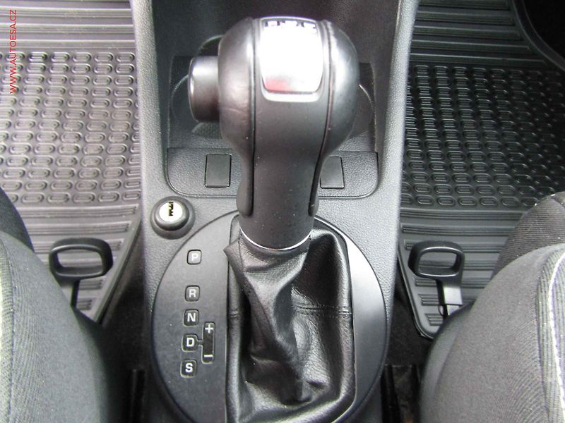Škoda Fabia (2011) 1.4 TSi, 2.maj,ČR, RS, DSG - fotka 14 z 17