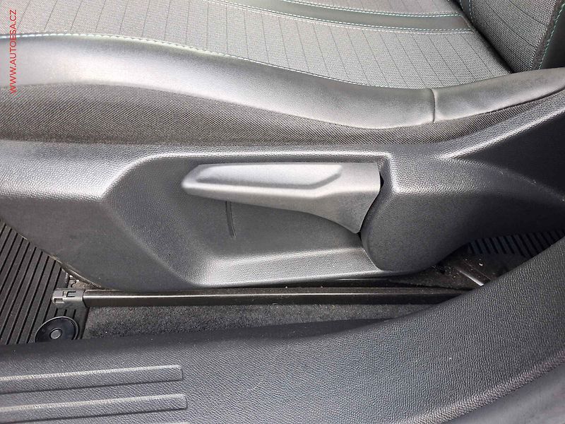 Peugeot 2008 (2021) 1.2 PT, ČR, Allure - fotka 14 z 17