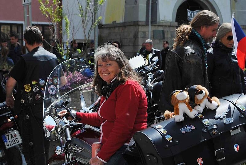 Třeboňské Masarykovo náměstí bylo motorkami doslova našlapané. Stovkám strojů požehnal tamní kaplan Jiří Kalaš.