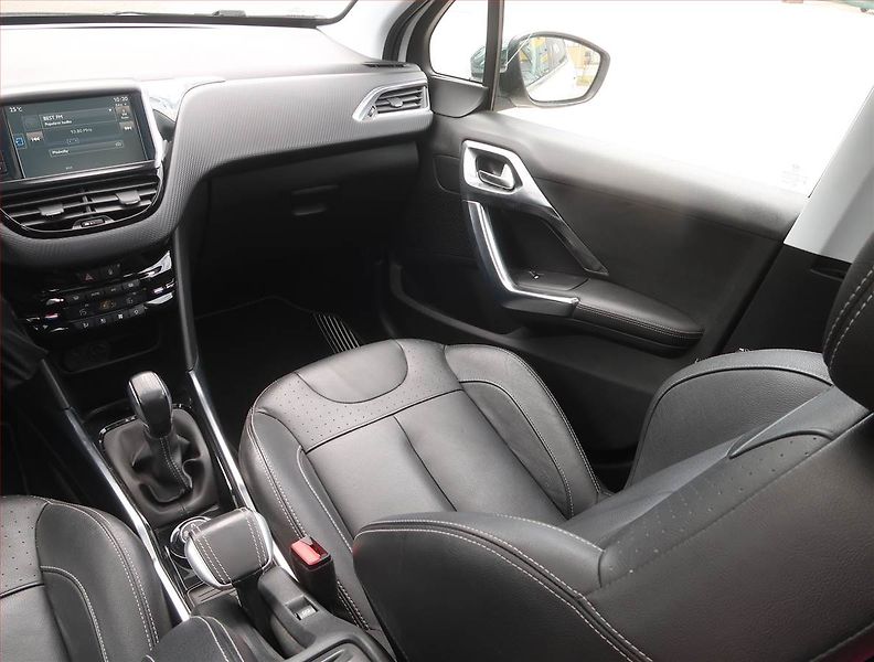 Peugeot 2008 (2014) 1.6 VTi, Serv.kniha, Navi - fotka 8 z 19