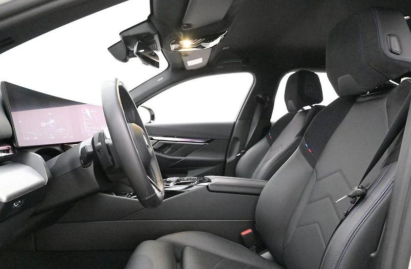 BMW i5 eDrive40 Touring M SoH 96% Kam - fotka 8 z 26