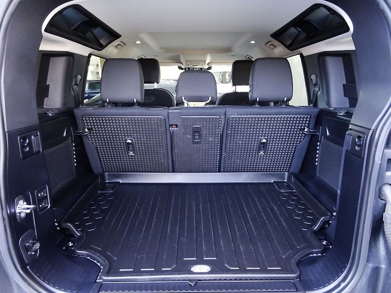 Land Rover Defender 110 D300 221kW Black Packet ČR - fotka 25 z 33