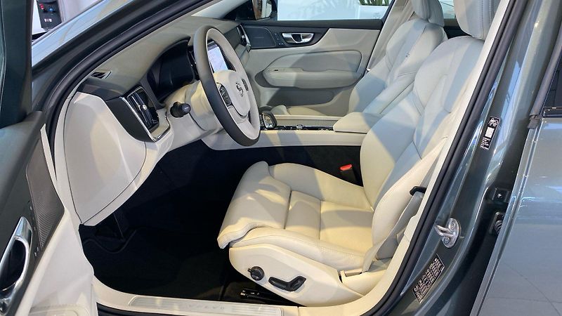 Volvo V60 (2026) PLUS DARK, B4, 145+10 kW / 197 - fotka 8 z 14