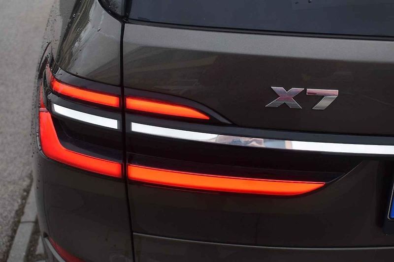 Velké SUV je překvapivě schopné i na zatáčkovitých silnicích