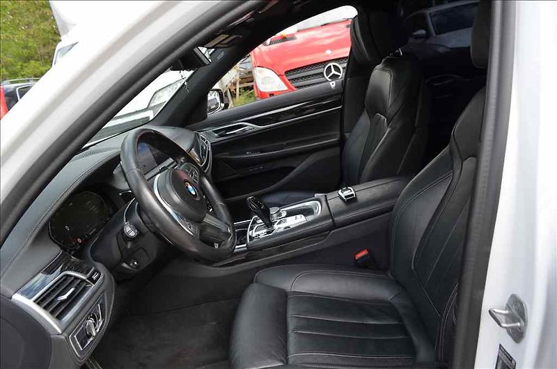 BMW Řada 7 (2019) L 740 I 3,0 - fotka 26 z 30