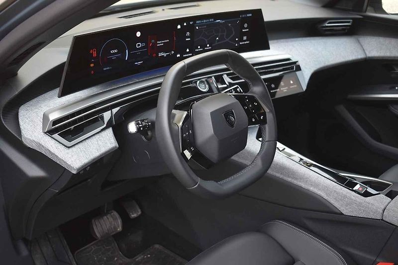 Peugeot 5008 v nové generaci narostl.