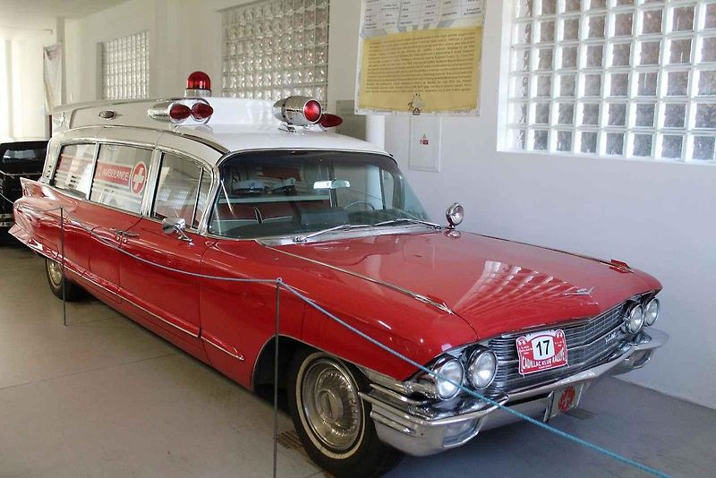 Příď vozu Cadillac Fleetwood Series 60 z roku 1947.