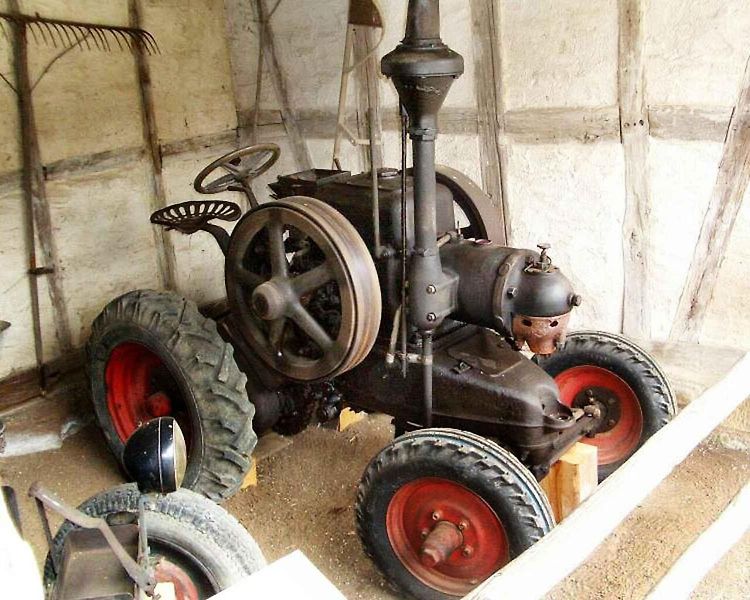 Traktor Lanz Bulldog byl fenomén své doby. Byl to levný a poměrně jednoduchý stroj, který byl mezi zemědělci a podniky velice oblíbený.