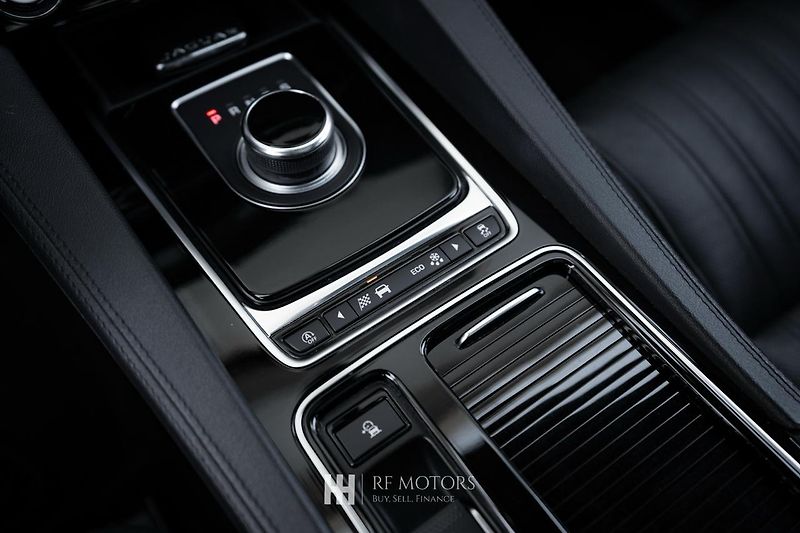 Jaguar F-Pace (2020) 2.0 P250 184kW 4x4 - fotka 39 z 43
