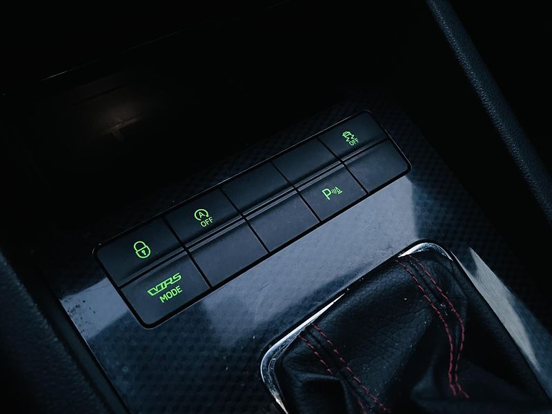 Škoda Octavia 2.0TDI VRS AUTOMAT SENZORY LED - fotka 35 z 45