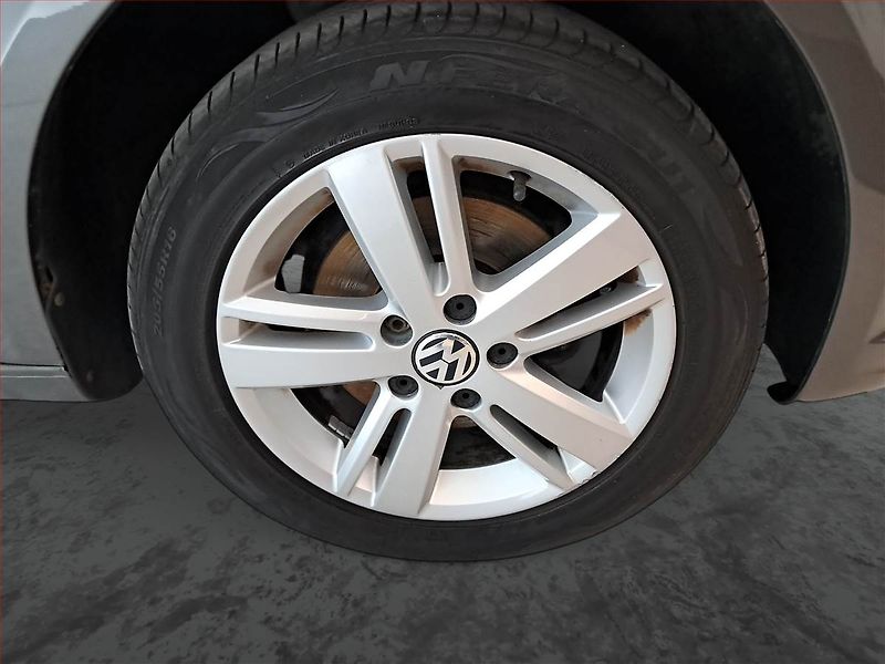 Volkswagen Touran (2012) 1.6 TDI, Navi, Tempomat - fotka 15 z 21