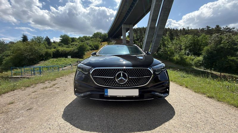 Mercedes-Benz Třídy E (2023) E220d, AMG, TOP výbava, záruk - fotka 2 z 18