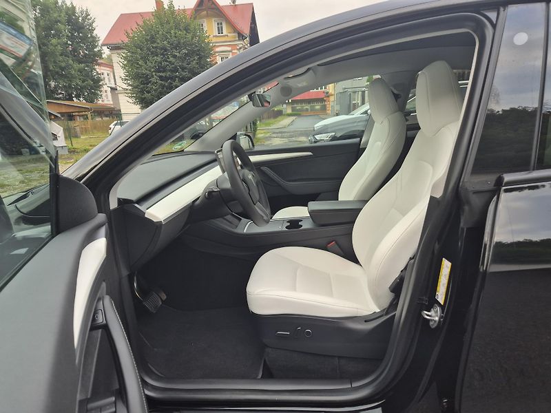 Tesla Model Y RWD 220kw TZ 92,5 % - fotka 11 z 48