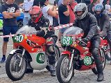 Přehlídku závodních aut a motocyklů pořádal Autoklub Mělník.