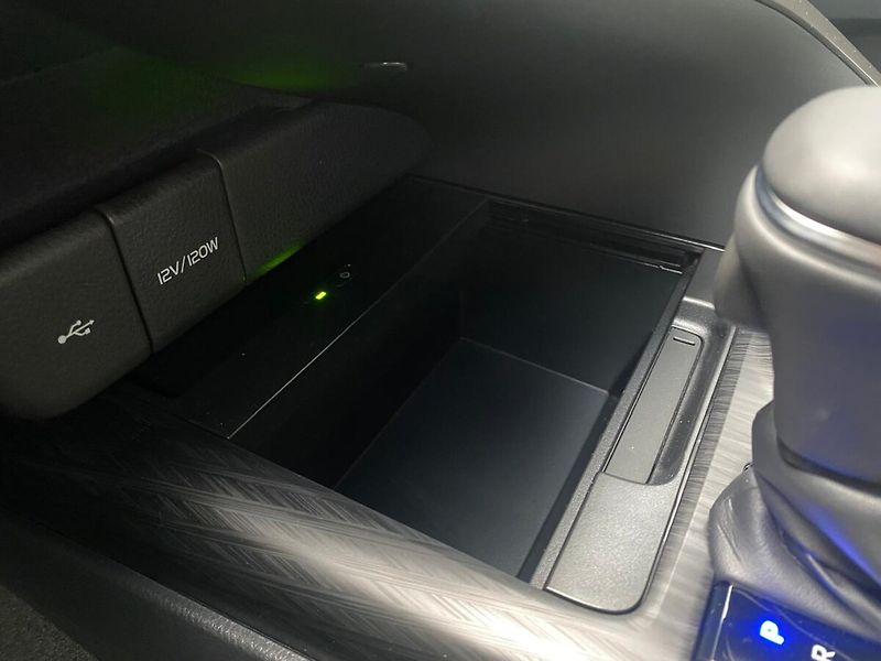 Toyota Camry 2,5 Hybrid Executive VIP - fotka 29 z 38