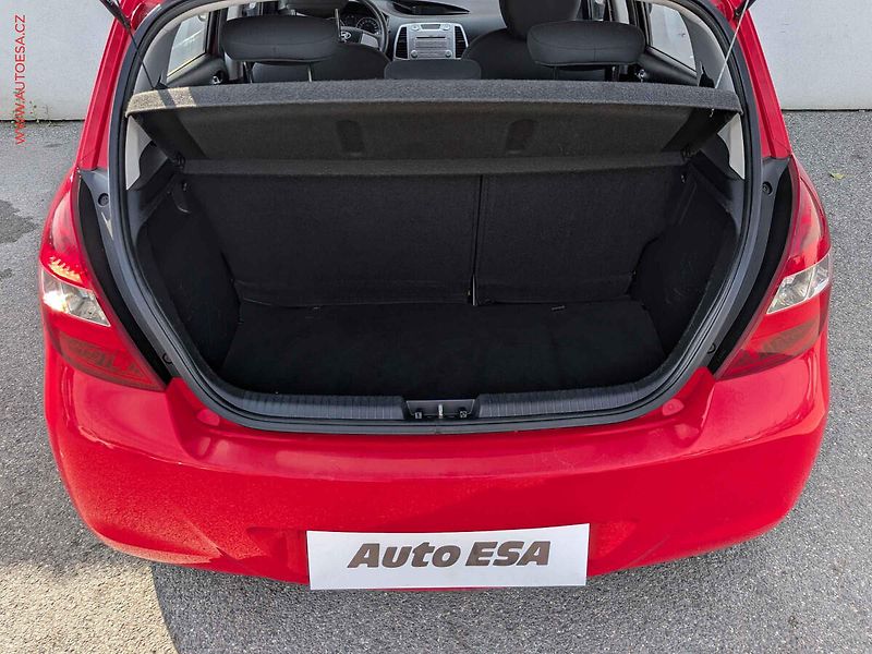 Hyundai i20 (2011) 1.2i, ČR, AC - fotka 7 z 13