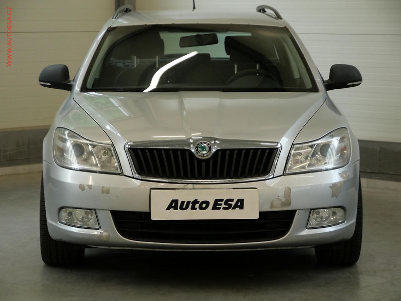 Škoda Octavia (2013) 1.6TDi, ČR, AC, park.asist - fotka 2 z 17