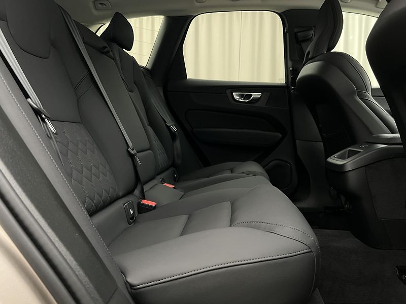Volvo XC60 B5 AWD DARK PLUS AUT CZ - fotka 22 z 49