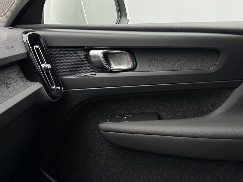 Volvo XC40 T4 AWD MOMENTUM CZ REZERVACE - fotka 23 z 34