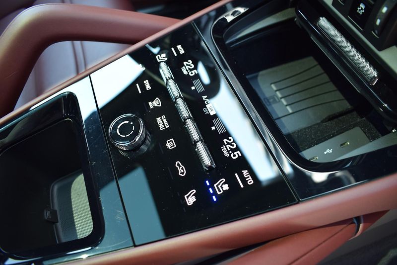Porsche Cayenne (2026) KeyLess/SoftClose/Pano - fotka 51 z 52
