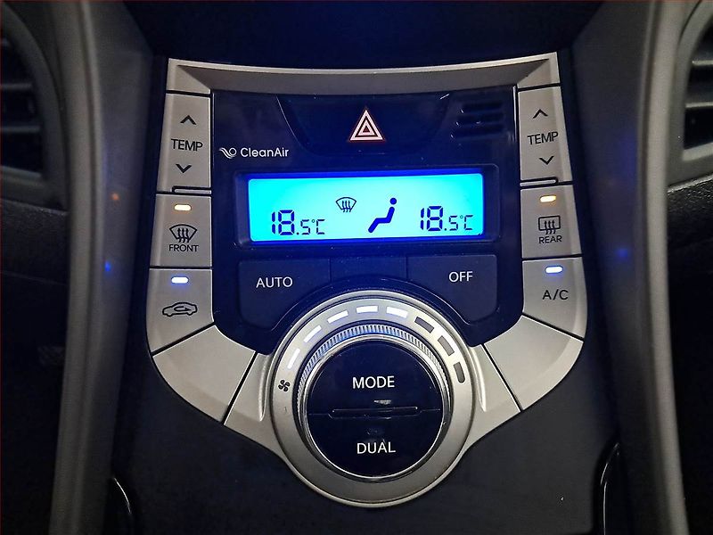 Hyundai Elantra (2012) 1.6, Tempomat, Park. senzory - fotka 19 z 20