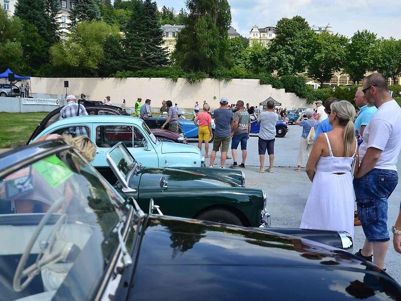 Přehlídka veteránů na Arnice v Mariánských Lázních. Sanitka Cadillac