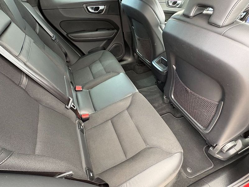 Volvo XC60 Momentum Pro B4 184kW - fotka 18 z 25