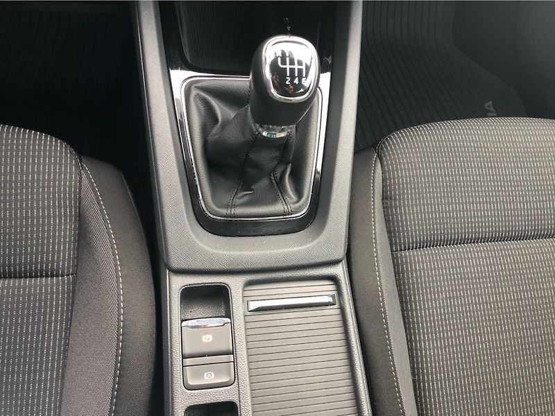 Škoda Octavia 2.0 TDI Ambition - fotka 22 z 28