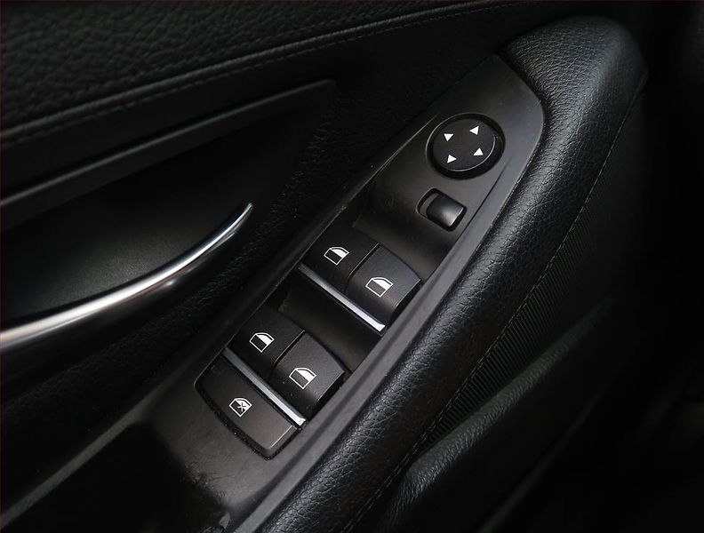 BMW Řada 5 (2012) 520d, Automat, Navi, Xenony - fotka 19 z 21