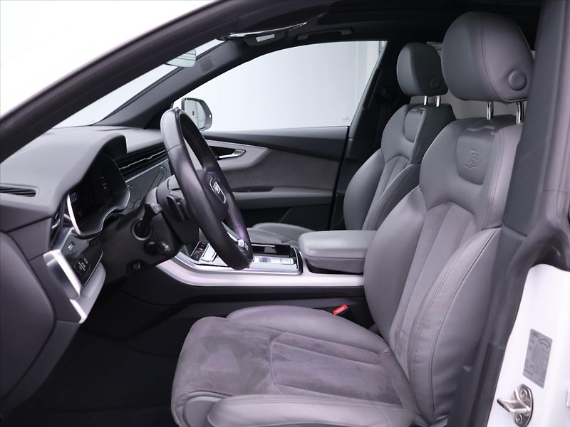 Audi Q8 3,0 250 kW 4x4  DPH - fotka 12 z 38