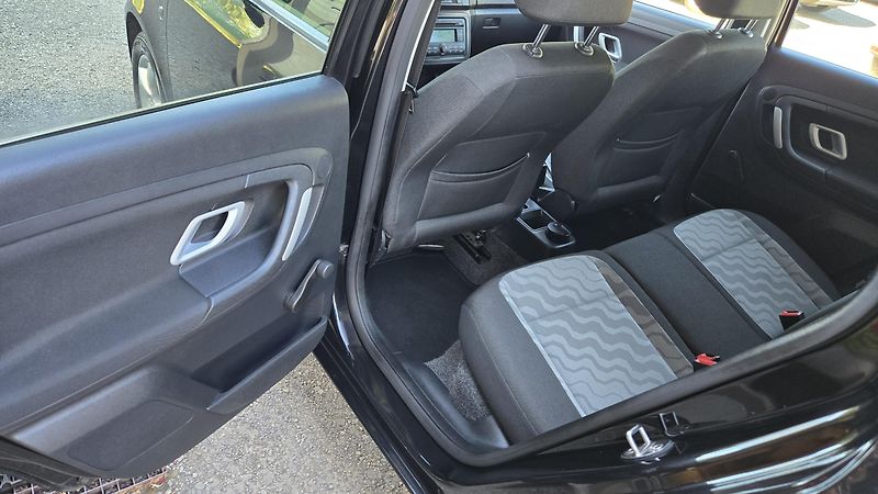 Škoda Fabia 1.4 16V STYLE EDITION 1MAJ. - fotka 16 z 32