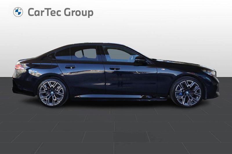 BMW Řada 5 550e xDrive Sedan - fotka 4 z 30