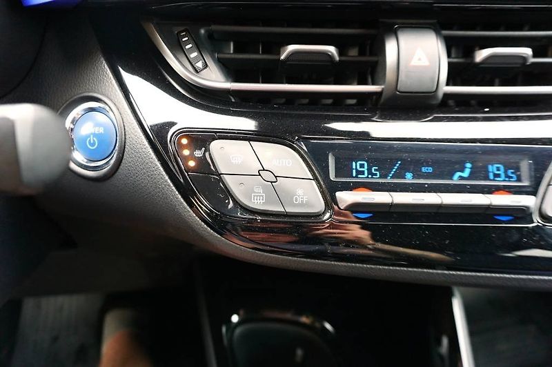 Toyota C-HR (2018) ACTIVE 1,8 HYBRID 72 kW - fotka 33 z 49