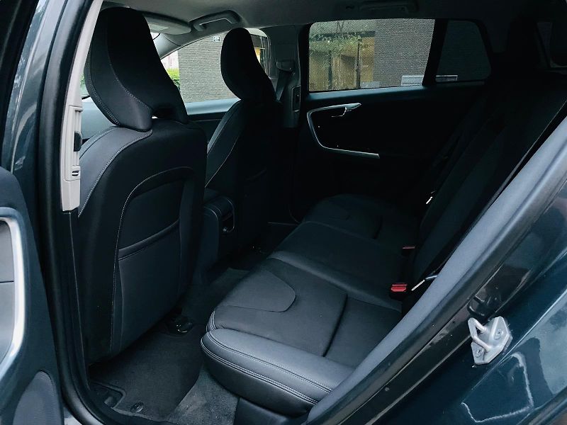 Volvo V60 2.0D3 5V AUT VÝHŘEV SERVISKA - fotka 35 z 47