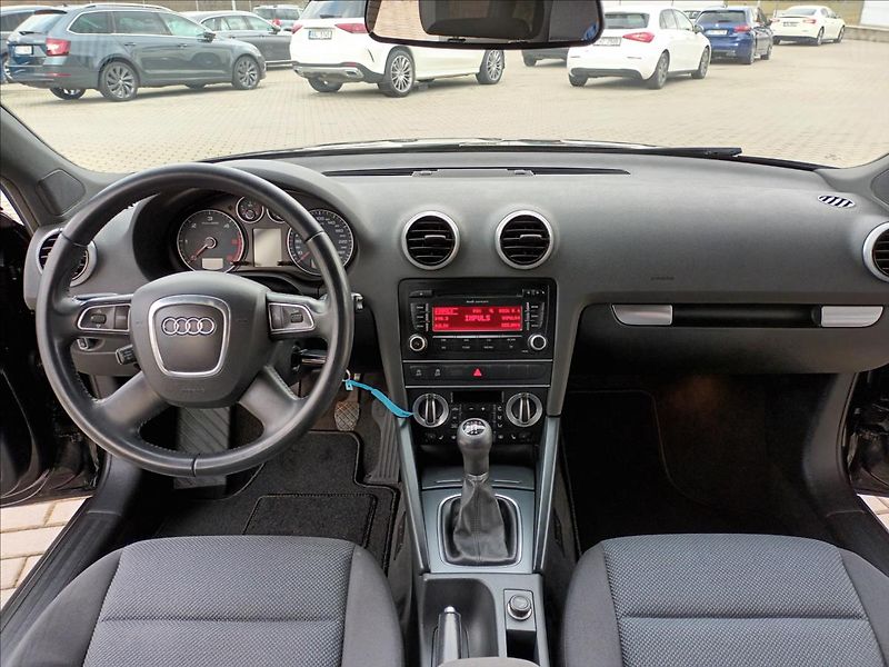 Audi A3 1,6 TDI,XENON,VÝHŘEV,  Sportba - fotka 11 z 33